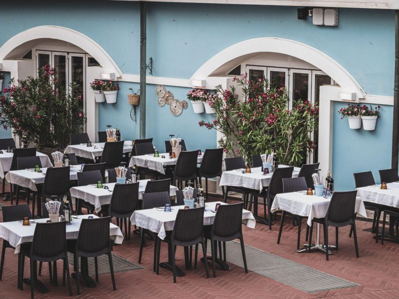 Sonnige Sommerterrasse der Passage-Stube